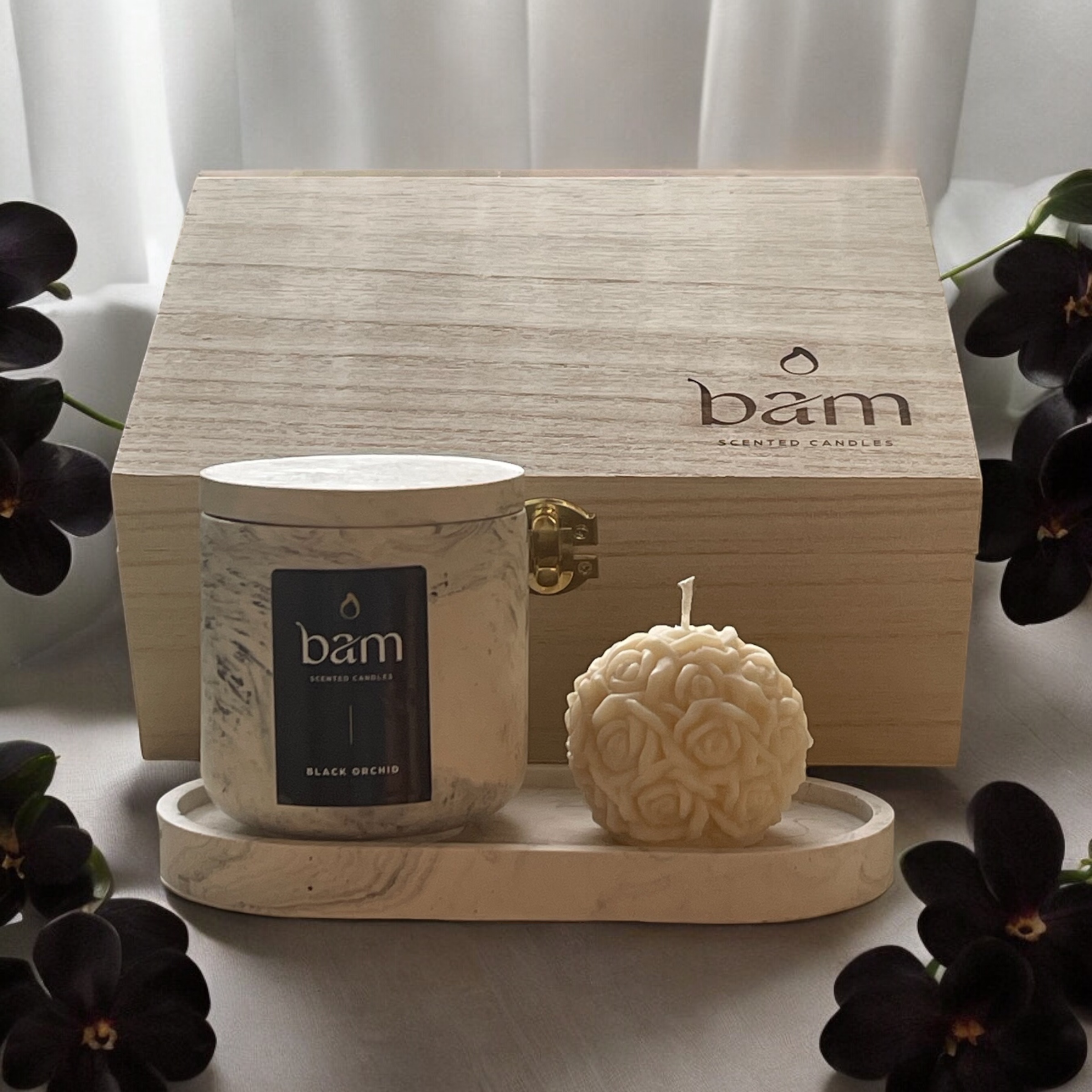 geschenkset met zwarte orchidee geurkaars, decoratieve kaars en schaalt